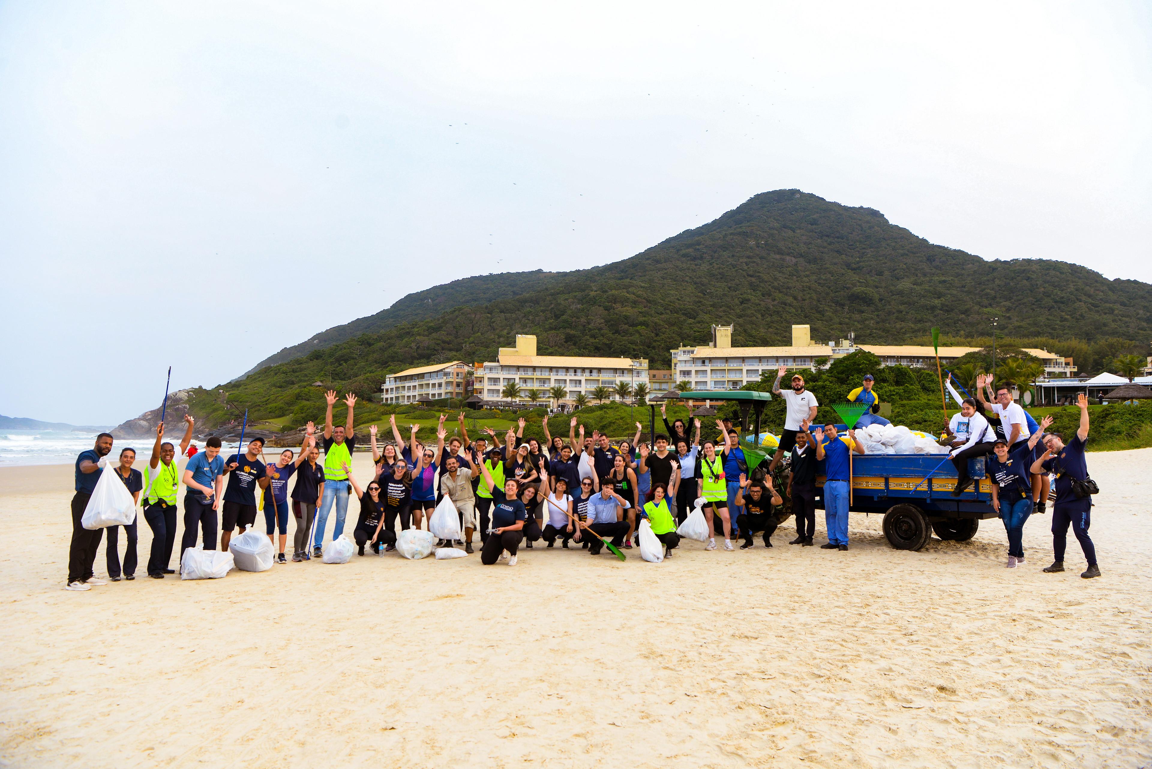 Costao's Housekeeping Day Collects 140 Kilograms of Waste at Santinho Beach