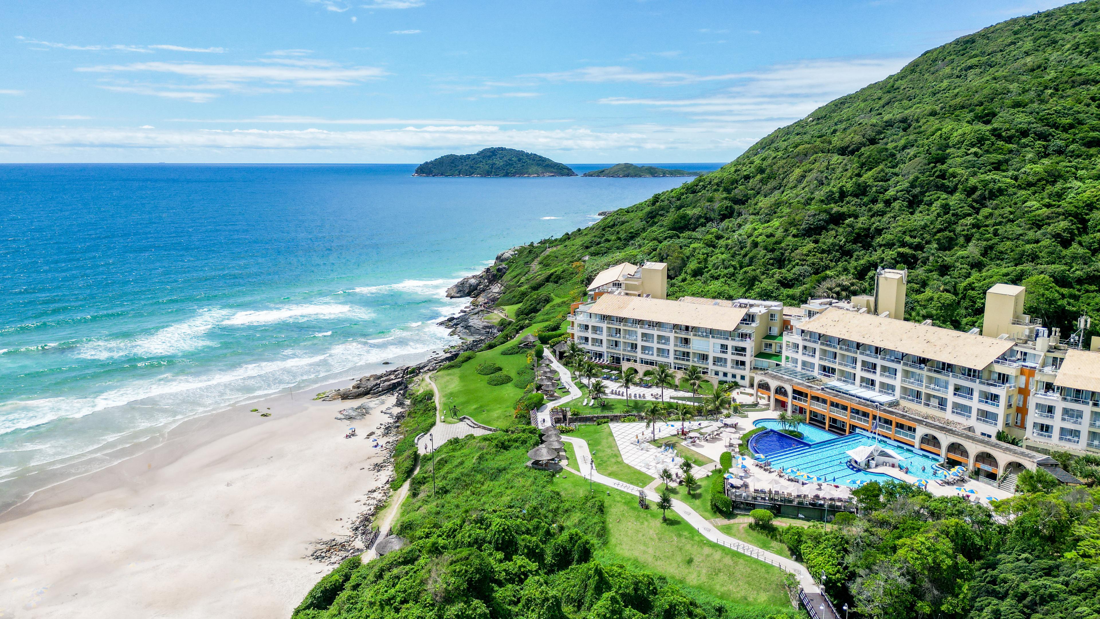 Praia do Santinho is recognized as the cleanest in Florianópolis